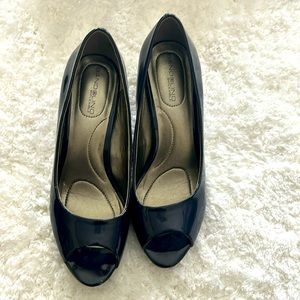 Bandolino Blue peep toe pumps 7.5 NEVER WORN